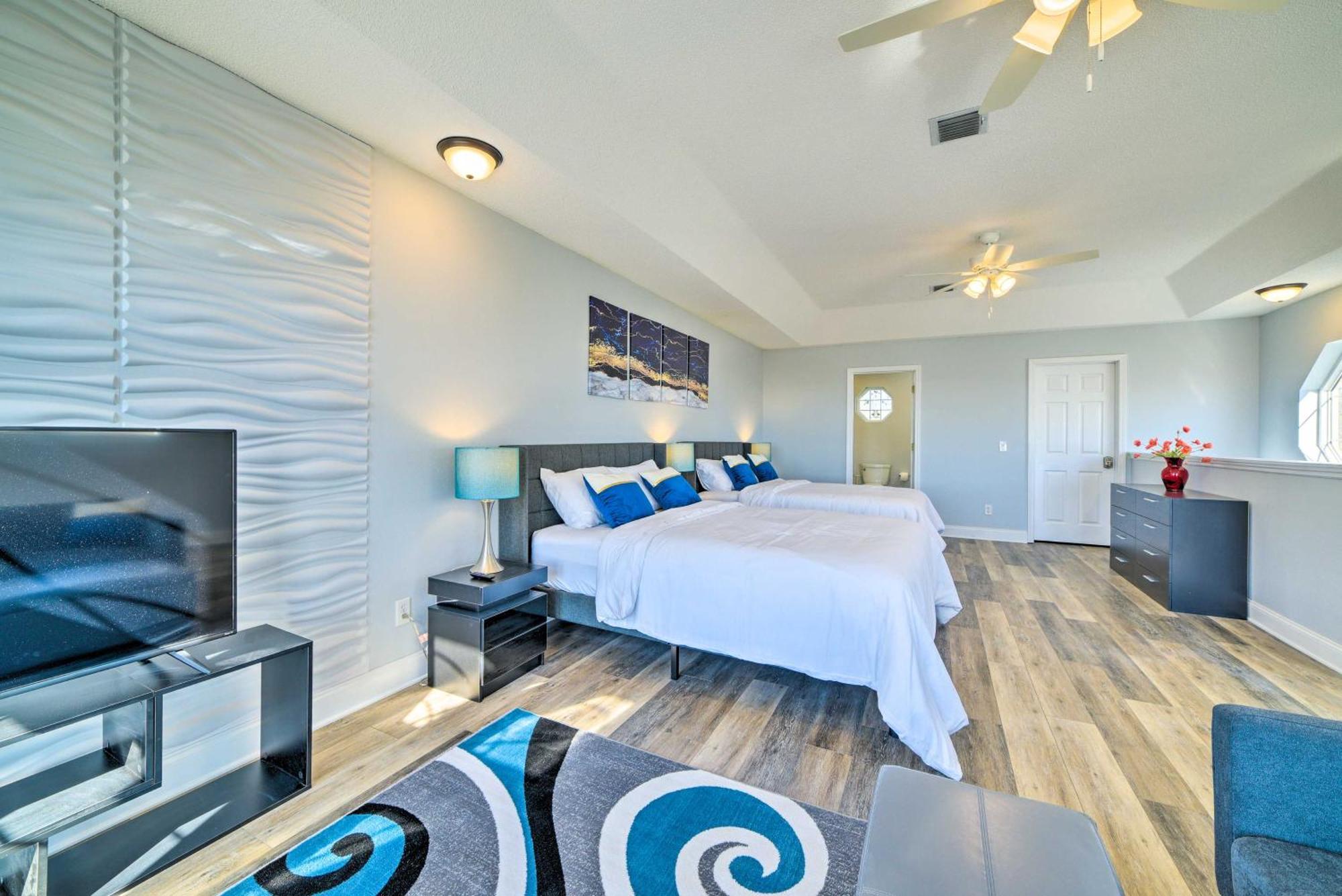 Sunny Pcb With Balcony Steps To The Beach! Holiday home