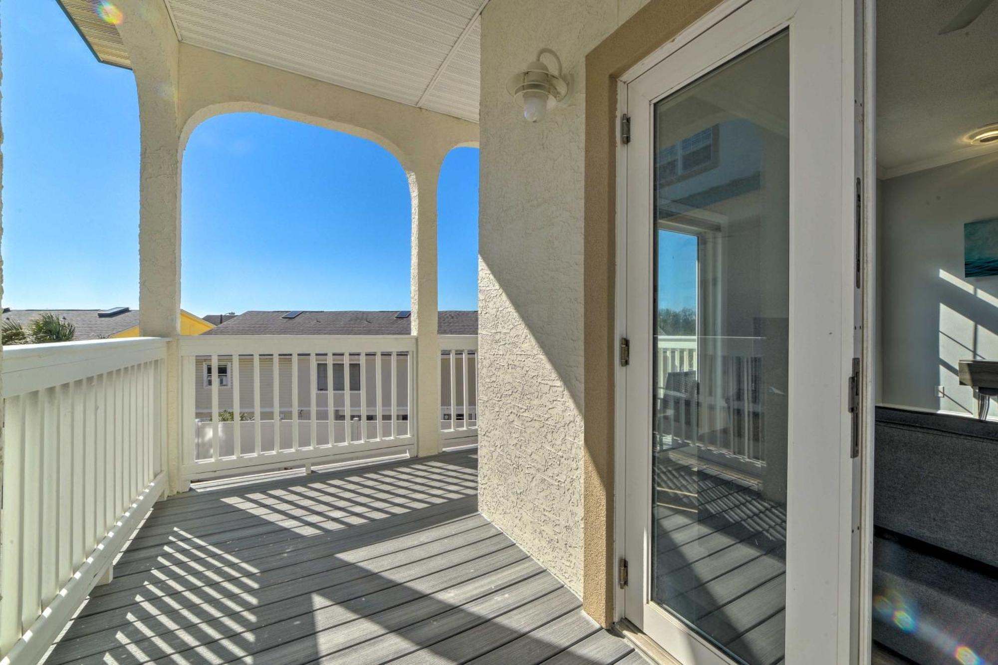Sunny Pcb With Balcony Steps To The Beach! Holiday home *
